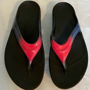 Oofos OOlala Luxe Flip Flop Sandals Womens Sz 8 Lightweight Recovery Ombre Pink